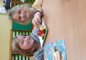 Dziewczynki prezentują swoje kanapki.